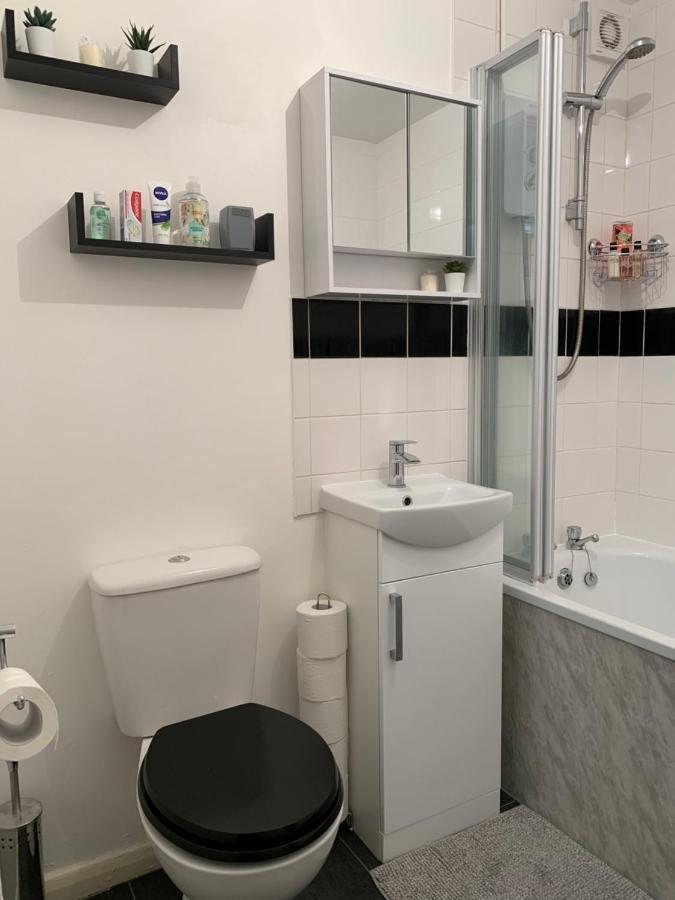 Modern Cosy Warm Home With Free Parking 첼름스퍼드 외부 사진