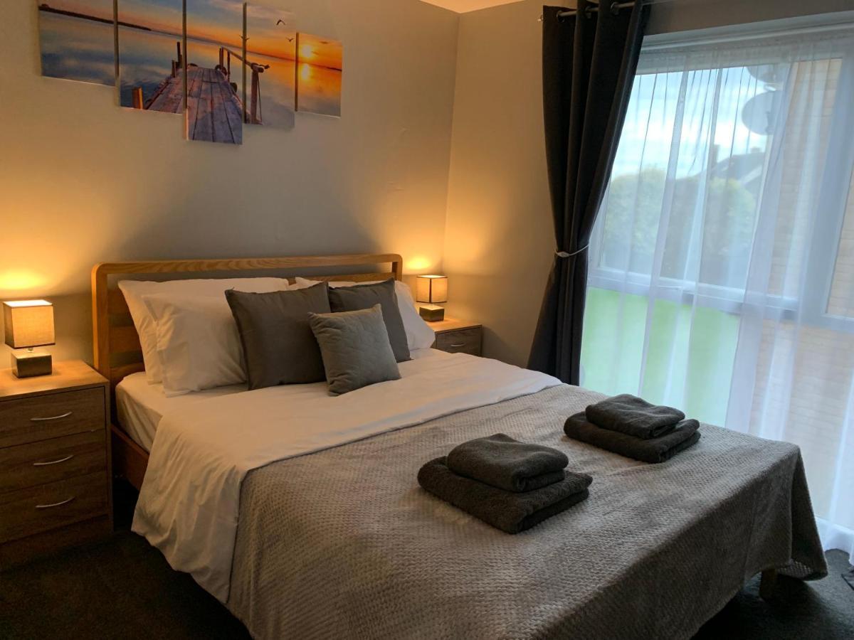 Modern Cosy Warm Home With Free Parking 첼름스퍼드 외부 사진